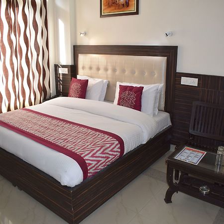 Oyo 10322 Hotel Raja Palace Νταραμσάλα Εξωτερικό φωτογραφία